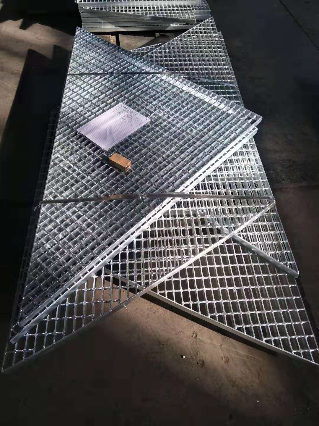 Manufacturer high quality stainless galvanized unit weight of steel grates fence