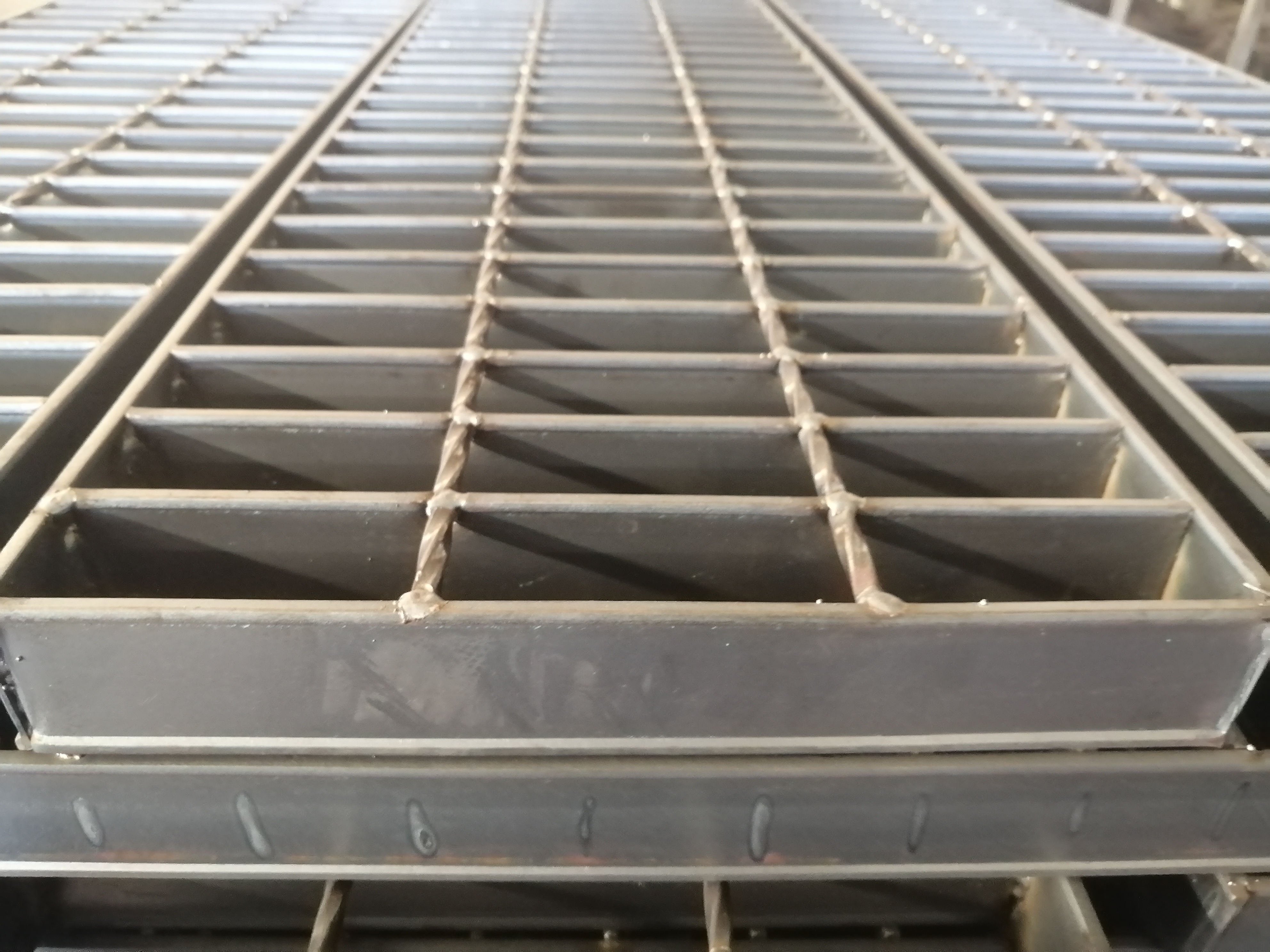 Galvanized Standard Metal Building Quality Carbon Stainless Steel  Material Grating